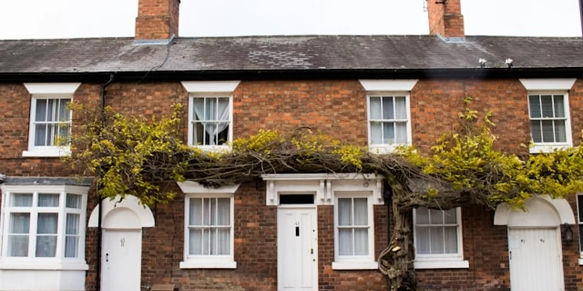 Stunning 5-Bed Semi Detached House in Leicester — Village Setting