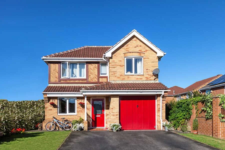 Spacious 5-Bed Detached House in Leicester — Period Features