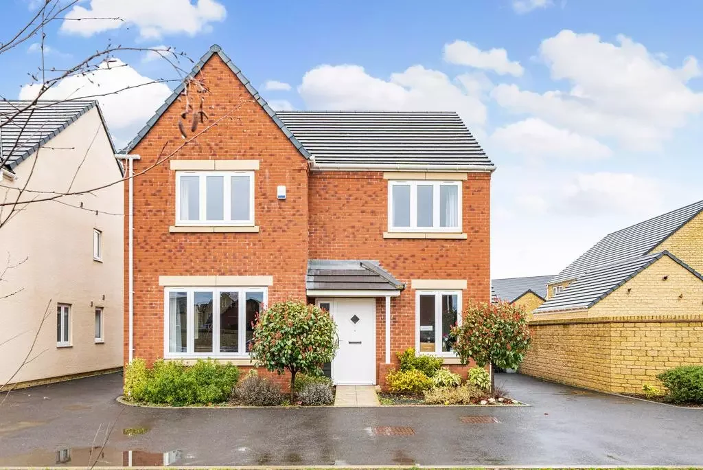 Delightful 4-Bed Detached House in Leicester — Open-Plan Living