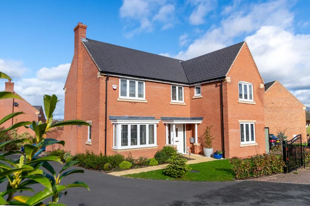 Elegant 2-Bed Detached House in Leicester — Village Setting