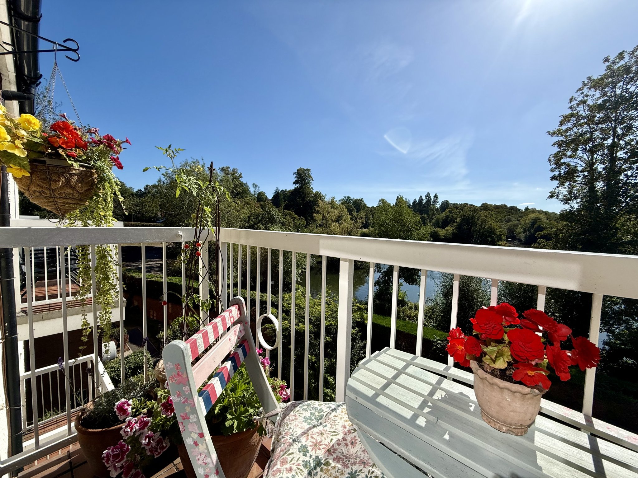 Beautifully Presented Two-Bedroom Apartment | EV Charger | No Onward Chain