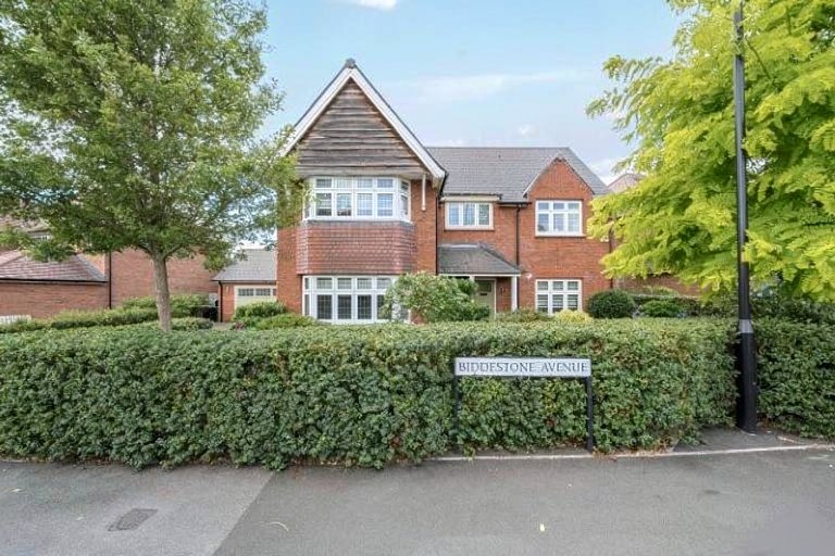 Imposing 4-Bed Detached Executive Home, near Coate Water, Swindon